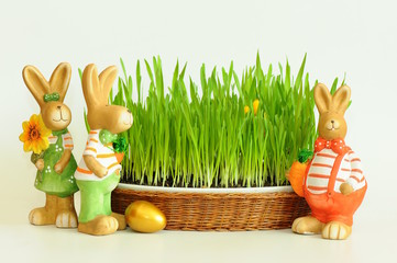 Drei bunter osterhase in frische Grass