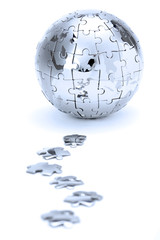 Puzzle Globus auf weißem Hintergrund in blauem Licht