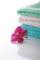 Obraz na płótnie Canvas Orchid and colour towels