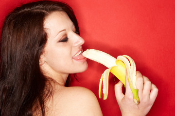 Frau leckt an Banane