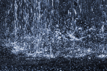 Obraz na płótnie Canvas plusk deszczu