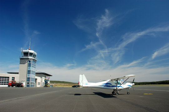 Sportflugzeug auf dem Flugplatz