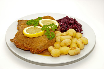Schnitzel mit Kartoffeln und Rotkohl