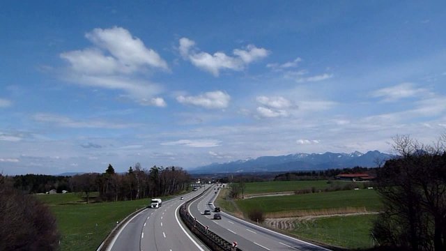 Autobahn und Stra&szlig;enverkehr