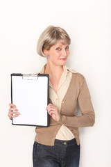 Fototapeta premium Frau mit Checkliste