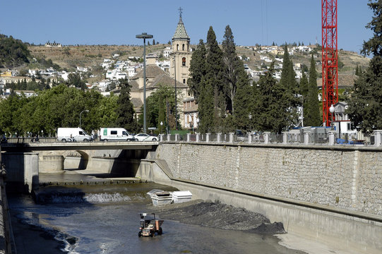 Retirando basura del r&iacute;o Genil 17