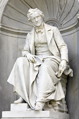 Fototapeta na wymiar Pomnik poety Franz Grillparzer w Wiedniu