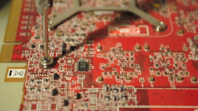 visser un composant informatique electronique