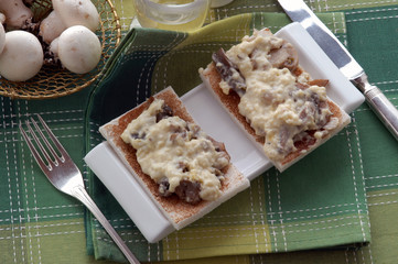 Canapè di polenta bianca ai funghi freschi - Antipasti