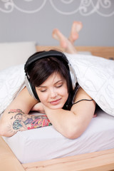 junge frau hört musik