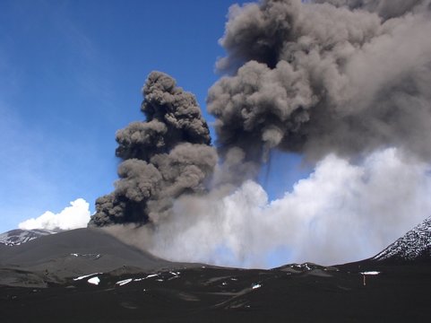 eruption volcan cendres