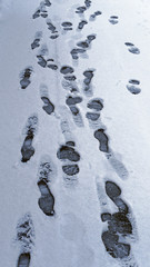 Fußspuren auf verschneiter Straße