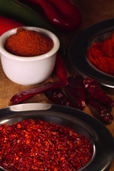 Gemahlener Gewürzpaprika und Chili Schoten