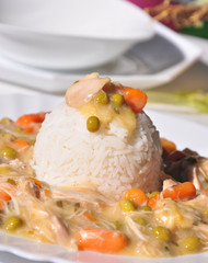 Reiskugel mit Hühnerfrikassee