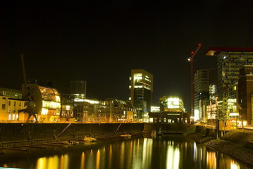 Fototapeta na wymiar düsseldorfer Medienhafen bei Nacht