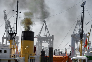 altes Dampfschiff  im Hamburger Hafen