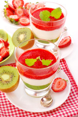 strawberry and kiwi mousse with yogurt