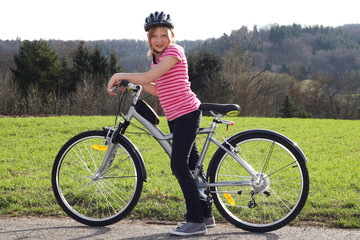 Obraz premium Mädel mit Fahrrad