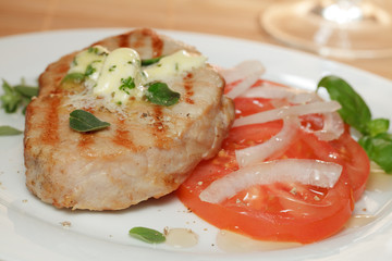 Schweinerückensteak mit Kräuterbutter