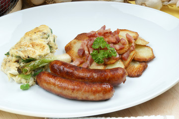 knusprige Bratkartoffeln und Bratwürstchen