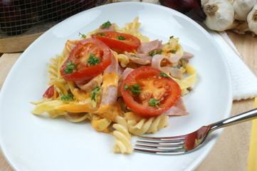Nudeln mit gekochtem Schinken und Tomate