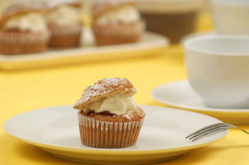 selbst gebackener Muffin mit Sahne