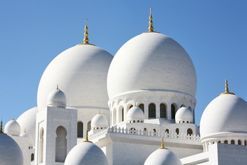 Fototapeta na wymiar Kopuły Sheikh Zayed Meczet w Abu Dhabi, Zjednoczone Emiraty Arabskie