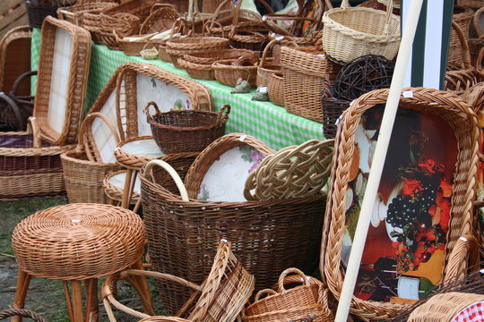 Korb Tr&ouml;delmarkt stand k&ouml;rbe holz geflochten