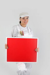 femme peintre avec panneau rouge