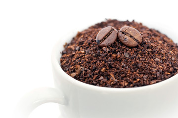 Café en grains et moulu dans tasse blanche