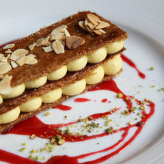 Mille feuilles, coulis de framboises, pistaches et amandes