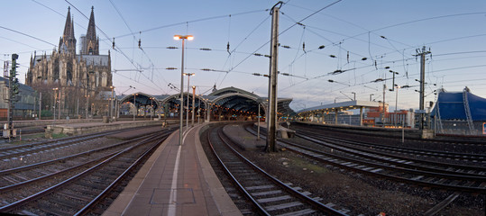 Fototapeta na wymiar Hauptbahnhof Köln, Kölner Dom, Bahngleis