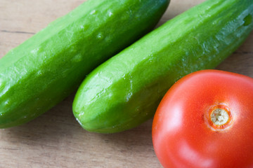 Gurken und Tomaten