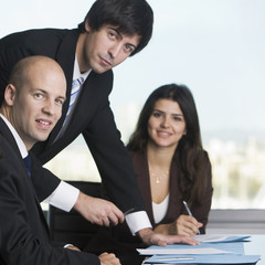 Drei Geschäftsleute warten auf Kunden oder Jobbewerber