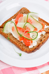 Toasts with vegetables and fish.