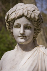 Escultura mujer piedra