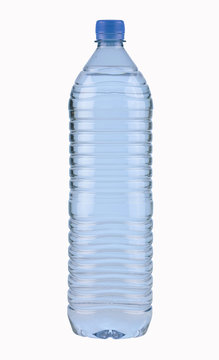 Mineralwasser,PET-Flaschee isoliert mit Pfad