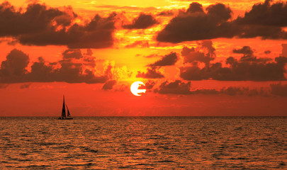 catamaran au crépuscule sur l'océan indien