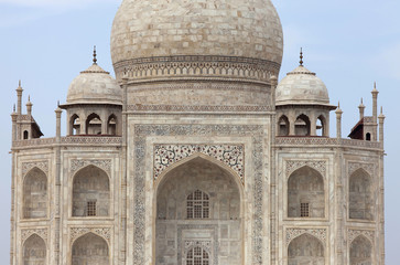 Fototapeta na wymiar Nahaufnahme vom Taj Mahal Mausoleum in Agra, Indien