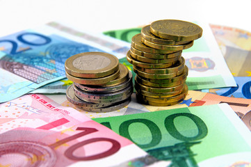 Euro Geldscheine mit Münzen