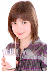 Mädchen trinkt Milch mit  einem Strohhalm