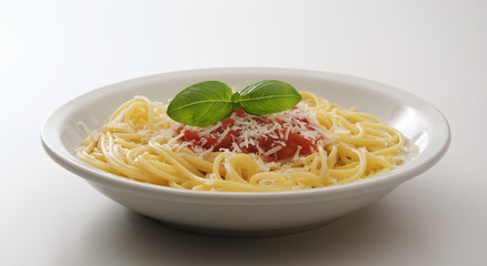 piatto di spaghetti al pomodoro