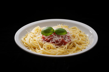 piatto di spaghetti al pomodoro