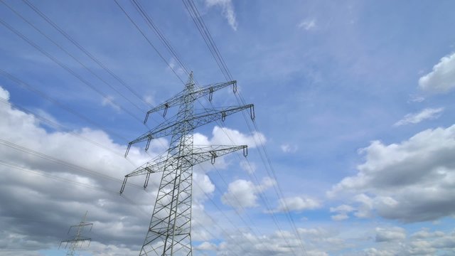 strommast und wolkenhimmel