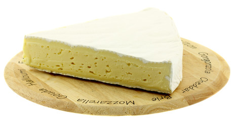 fromage brie sur plateau bois, fond blanc