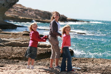 trois filles à la mer