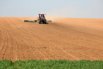 Obraz premium Traktor mit Pflug