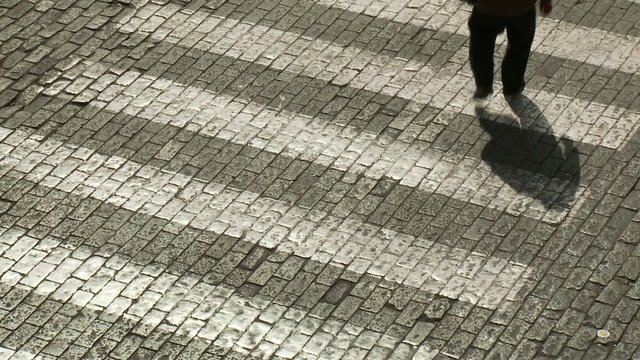 Mann &uuml;berquert Zebrastreifen