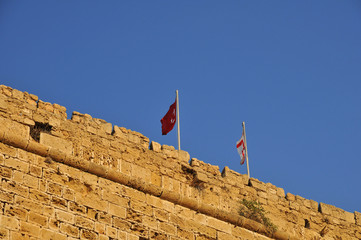 Zwei türkische Fahnen - in den türkischen Teil Zyperns