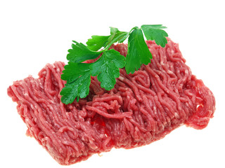 Hacksteak Tatar mit frischer Petersilie freigestellt auf weißem Hintergrund